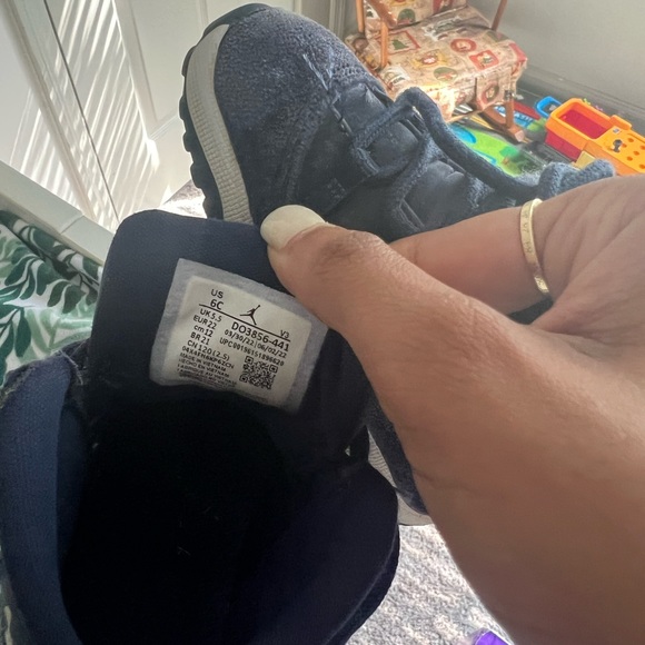 Toddler Jordan size 6c - Picture 3 of 4